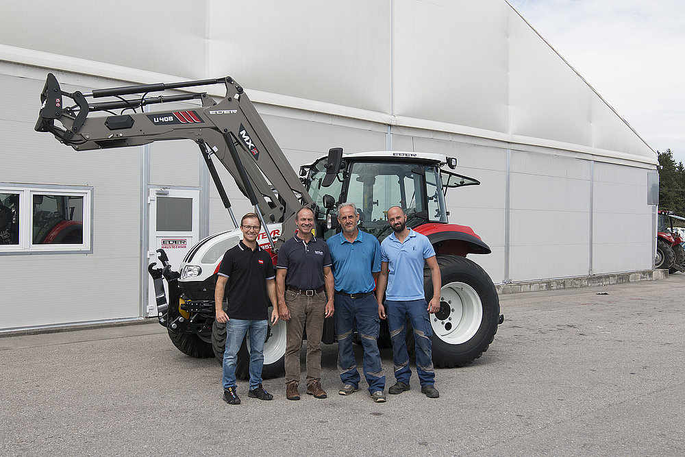 Bild einer Schlepperübergabe von einem Steyr Traktor