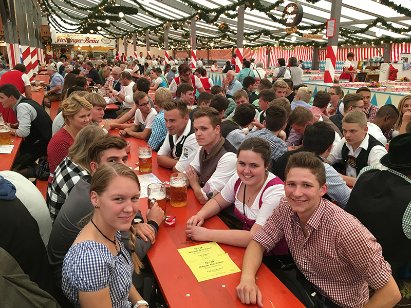 Bild unserer Auszubildenden auf der Rosenheimer Wiesn