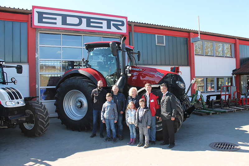 Gruppenbild vor einem roten Case Traktor