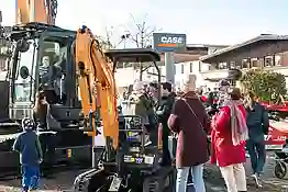 Bild von Menschen bei den Baumaschinen bei der Kirta Ausstellung 