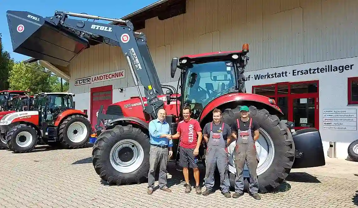 Bild einer Schlepperübergabe in Ringelsdorf