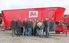 Gruppenbild vor einem roten Anhänger bei der Josefi Ausstellung 2017