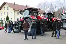 Bild von roten Case Traktoren in Ringelsdorf