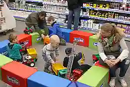 Bild von spielenden Kindern im EDER Baumarkt 