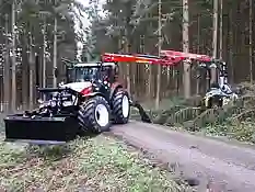 Bild eines STEYR Schleppers im Wald