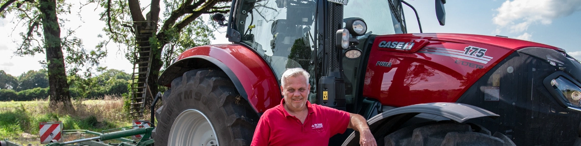 Bild Kunde Kraus Bild vom Kunden Kraus vor seinem neuen Case Traktor