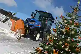 Abbildung vom Weihanchtsbeiler mit geschmücktem Weihanchtsbaum auf der rechten Seite