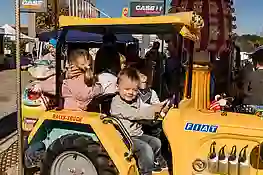 Bild von Kindern in einem gelben Fahrzeug