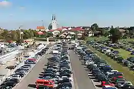 Bild mit Blick auf die Wallfahrtskirche in Tuntenhausen mit Parkplatz von EDER davor