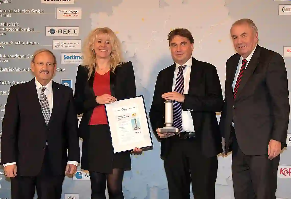 Das Bild zeigt Landtagsvizepräsident Reinhold Bocklet, Angela Eder und Peter Eder, Eder GmbH Tuntenhausen, sowie Herrn Hans Spitzner, Staatssekretär a.D. bei der Preisverleihung des Bayerischen Mittelstandspreises im Maximilianeum.