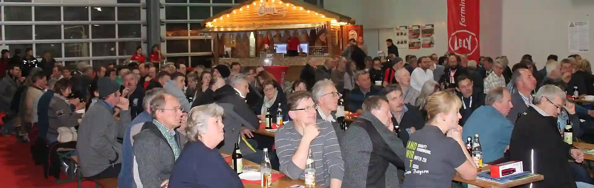 Bild der vollen Festhalle von EDER Landtechnik