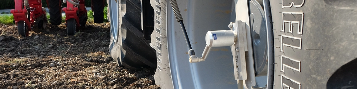Terra Care News Bild einer Reifendruckprüfvorrichtung von Terra Care an einem Traktor