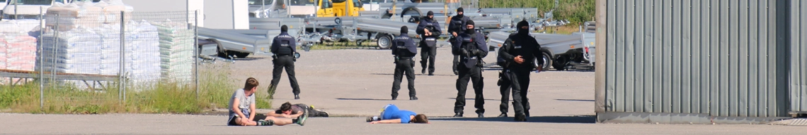 Header Techno Bild mit mehreren Polizisten und Opfern bei einer Großübung auf dem Werksgelände