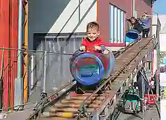 Bild eines Kindes beim Achterbahnfahren auf der Kirchweihschau