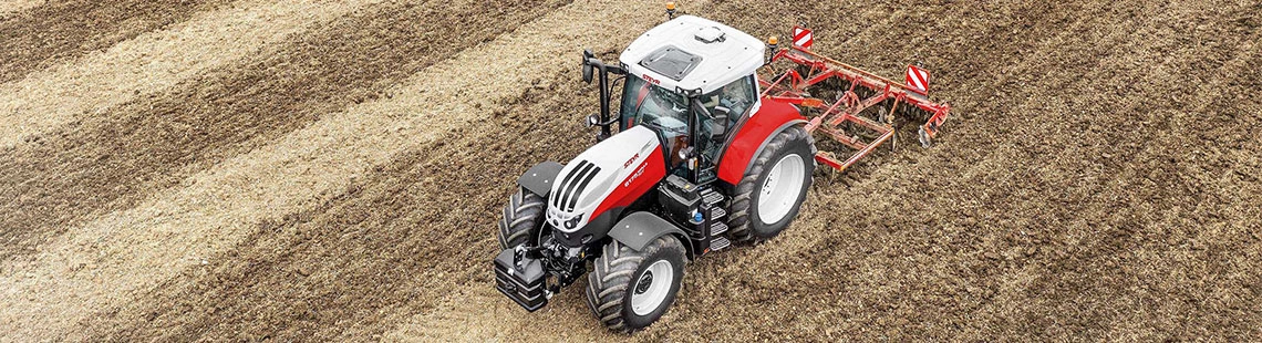 Steyr Impuls Traktor Bild eines Steyr Traktors auf einem Acker