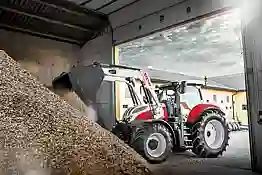 Steyr Traktor mit Frontlader bei der Arbeit