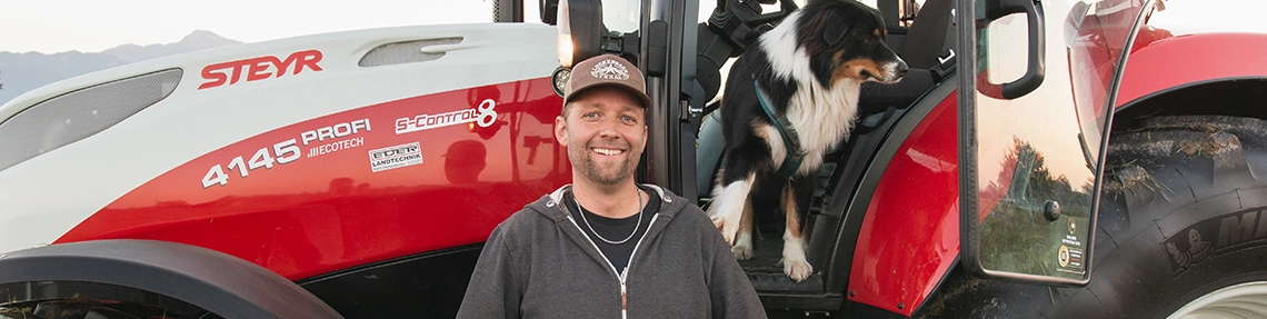 Lohnunternehmer Ackermann Interview Bild eines Kunden vor einem Steyr Traktor