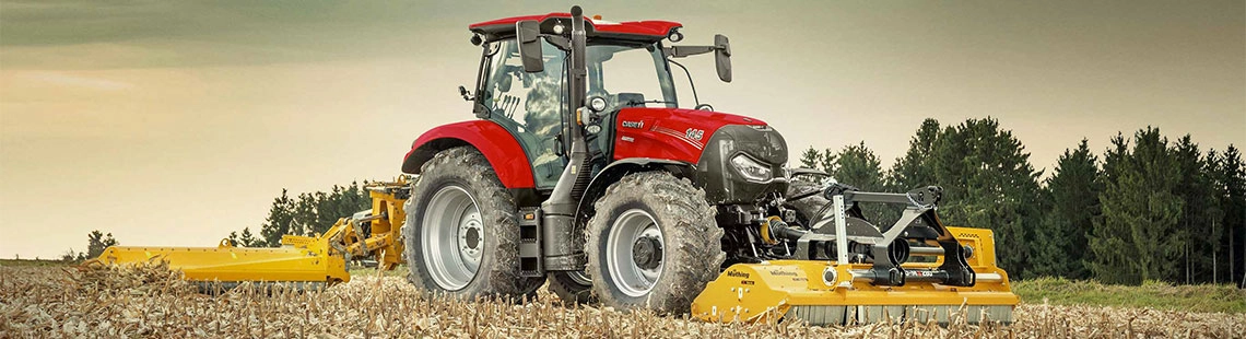 Case Maxxum Verbesserung Bild eines Case Maxxum auf einem Feld mit Mähwerk