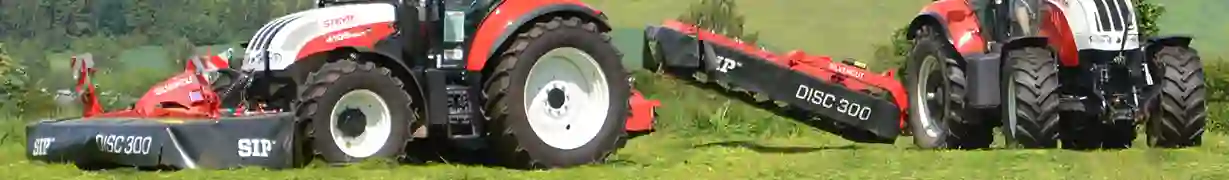 Bild von zwei STEYR Traktoren auf einem Feld