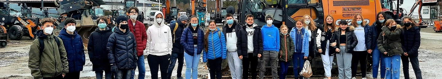 Besuch der Wirtschaftsschule Bild von Schülern vor einem Bagger der Firma EDER