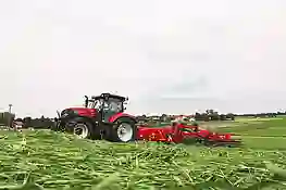 Roter Case Traktor bei den Grünlandtagen