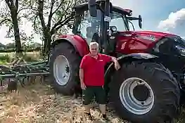 Bild von Kunde Kraus an seinem Case Traktor