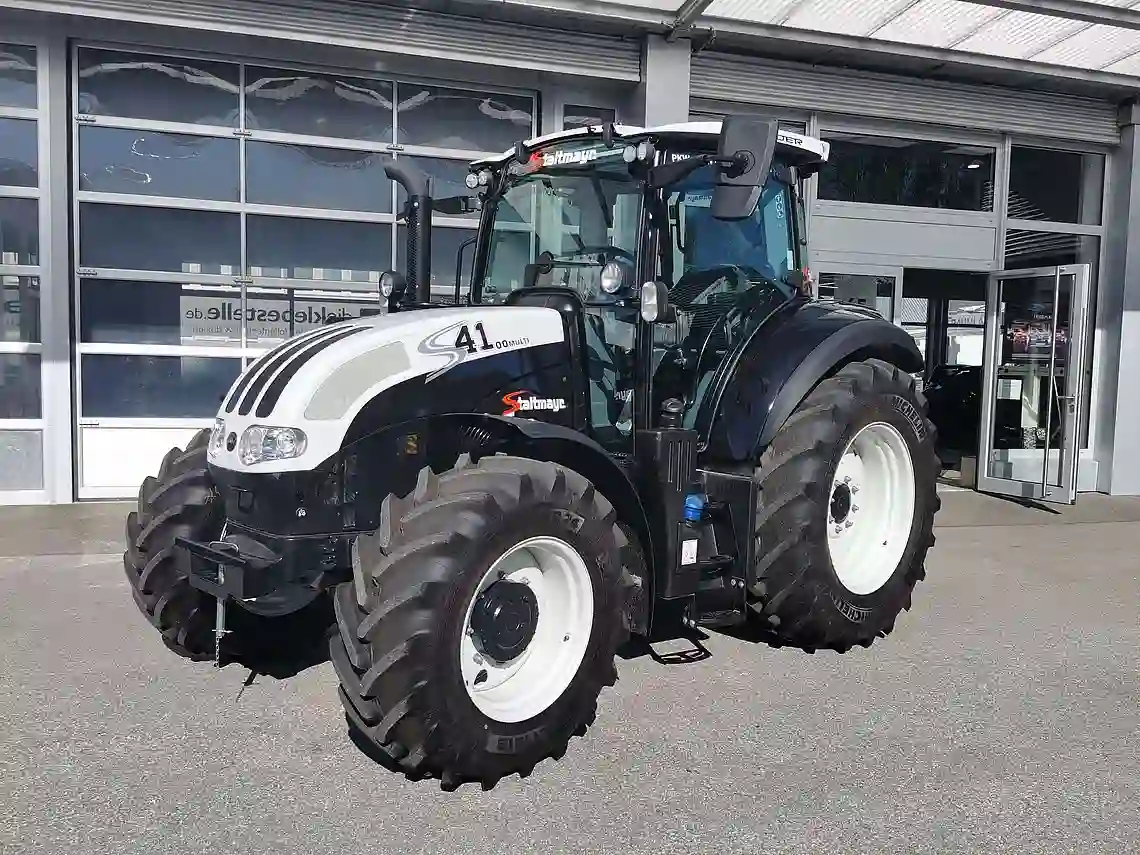 Steyr Traktor fotografiert bei der Fahrschule Staltmayr