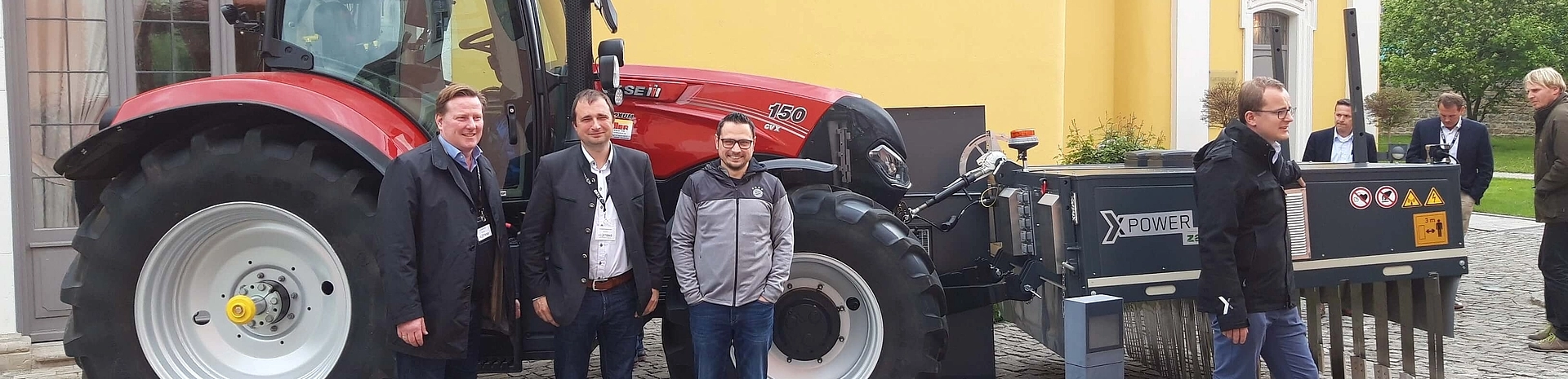 Case Würzburg Bild eines roten Case mit Menschen davor