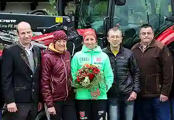 Gruppenfoto mit Biathletin Franziska Preuß