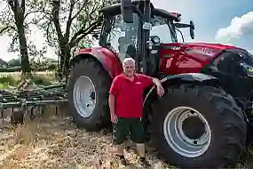 Bild des Kunden Kraus vor seinem Case Traktor