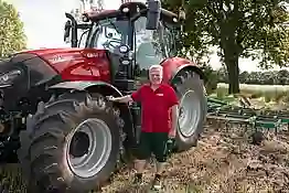 Bild von Kunde Kraus vor seinem Case Traktor