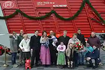 Gruppenbild der Gewinnübergabe bei Lely