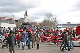 Bild von einer Menschengruppe auf der Josefi Ausstellung