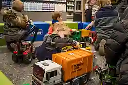 Bild von Kindern beim Spielen auf der Josefi Ausstellung