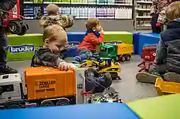 Bild von spielenden Kindern bei der Josefi Ausstellung