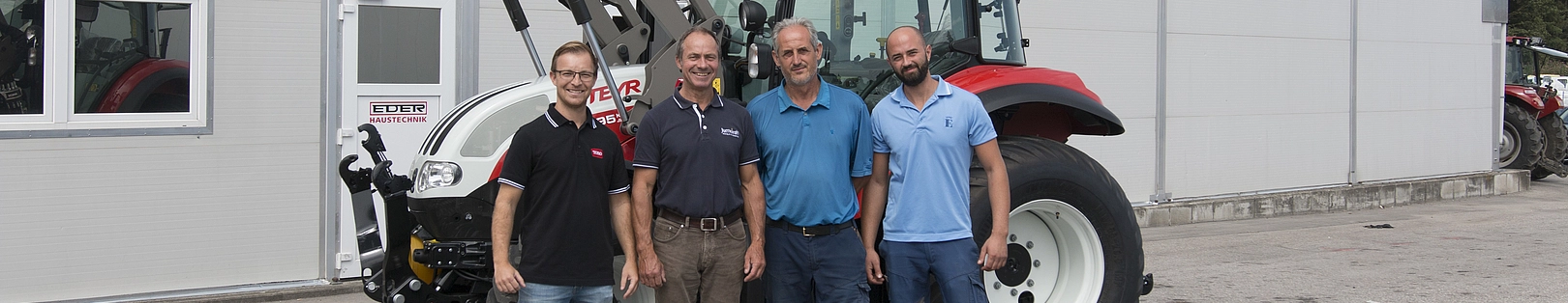 Schlepperübergabe Bild einer Schlepperübergabe von einem Steyr Traktor