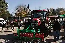 Bild von einem roten Case Traktor bei der Kirta Ausstellung