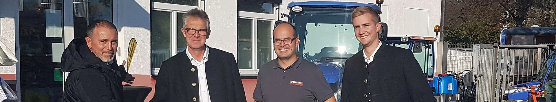 anhaengermodel Bild von einem Anhänger mit vier Männern im Hintergrund vorm Edergebäude